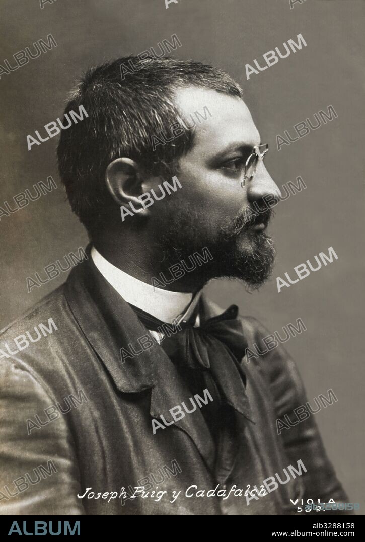 Josep Puig i Cadafalch (1867-1956), arquitecto, escritor y político nacionalista catalán. En 1917 asumió el cargo de Presidente de la Mancomunitat de Catalunya, desde donde elaboró un ambicioso plan de enseñanza y cultura e impulsó las excavaciones arqueológicas de Ampurias.