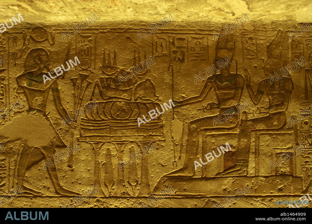 ARTE EGIPCIO. TEMPLO MAYOR DE RAMSES II. Dinastía XIX. Imperio Nuevo. Relieves del interior del templo. Ofrenda a los dioses. ABU SIMBEL. Egipto. Norte de Africa.