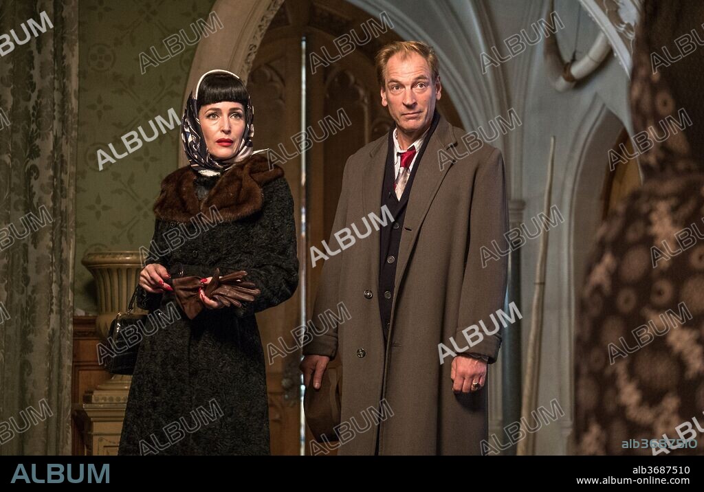 GILLIAN ANDERSON und JULIAN SANDS in CROOKED HOUSE, 2017, unter der Regie von GILLES PAQUET-BRENNER. Copyright BRILLIANT FILMS/FRED FILMS.