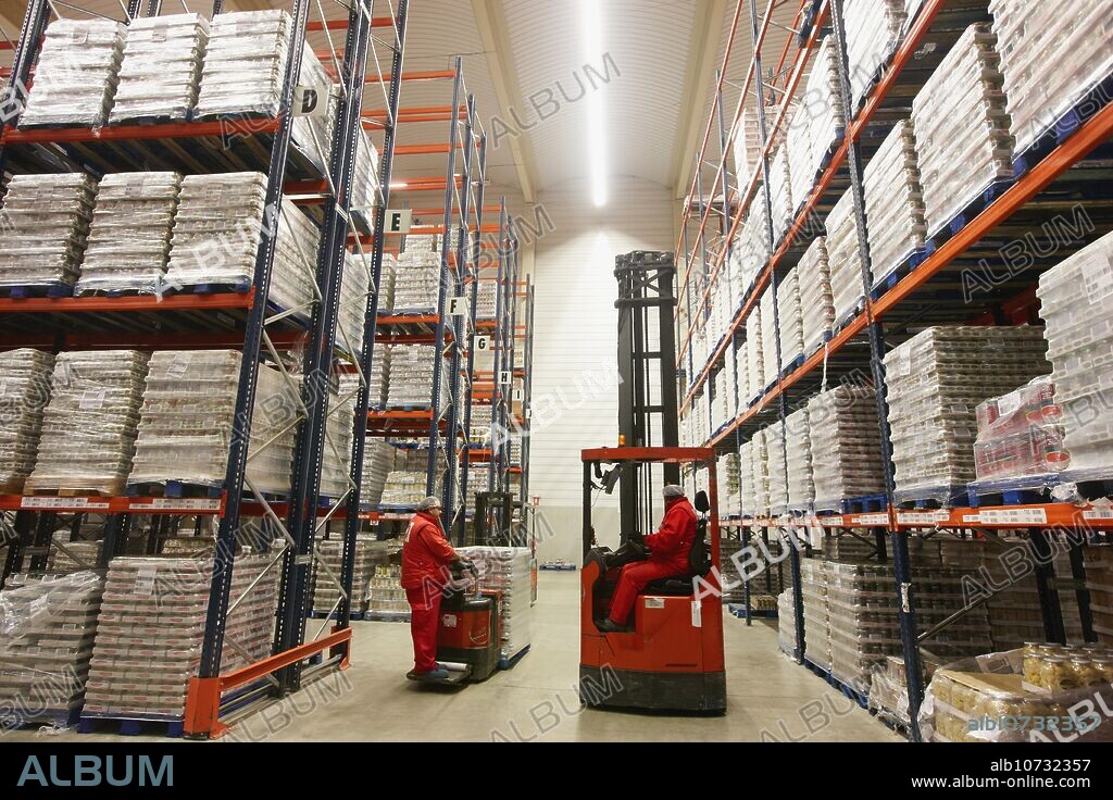 Forklifts, Pallet warehouse, Packaging canned vegetables, Canning Industry, Agri-food, Logistics Center, Grupo Riberebro, Alfaro, La Rioja, Spain.