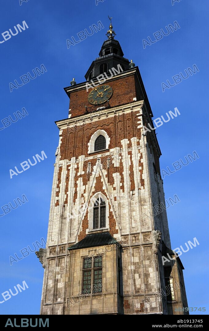 POLONIA. CRACOVIA. Vista de la TORRE DEL AYUNTAMIENTO, edificio gótico, construido en 1383. Plaza del Mercado o Plaza Mayor (Rynek Glowny). Europa.