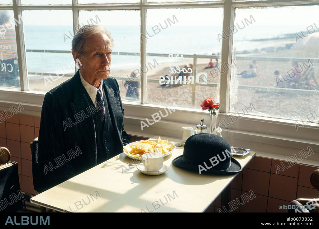 BILL NIGHY en LIVING, 2022, dirigida por OLIVER HERMANUS. Copyright Ingenious / Film4 Productions.
