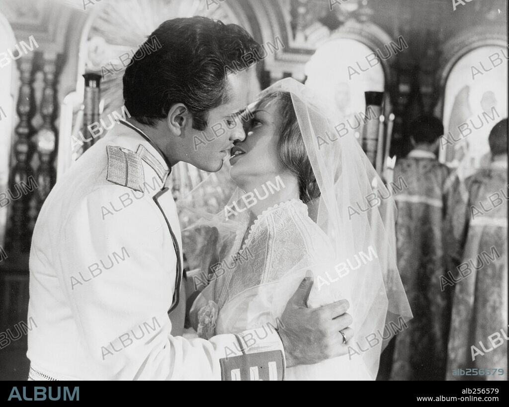 DAWN ADAMS y JOHN DEREK en LOS BATELEROS DEL VOLGA, 1959 (I BATTELLIERI DEL VOLGA). Copyright OMBIA.
