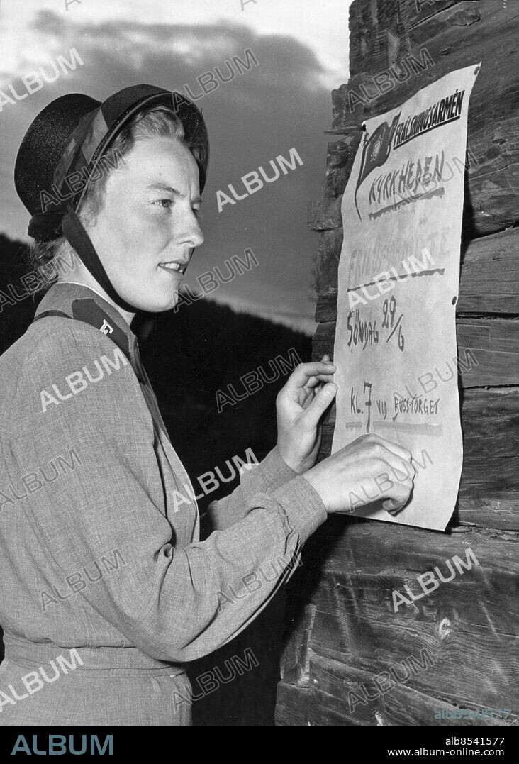 Ekshärad 1952-06-29. Löjtnant Vera Andersson är gotländska och officer i Frälsningsarmén. Tillsammans med sin kollega som är kapten sköter hon ett distrikt med två kårer, en med station i Sysslebäck och en i Hara i Ekshärad. De far ständigt till utposterna i de avlägsna bygderna och kompletterar varandra i arbetet. Kapten spelar dragspel och löjtnanaten gitarr. De lockar många till sina glada möten.. Foto: Roland Jansson / DN / TT / Kod: 29. ** SvD OUT **.