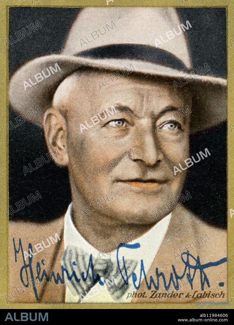 Heinrich Schroth in " Zur gefallig Ansicht " - part of the collection in Buhnenstars und ihre Autogramme (Stage stars and their autograph) - A complete set of 250 German cigarette cards issued by Gold Saba circa 1935. ©TopFoto.