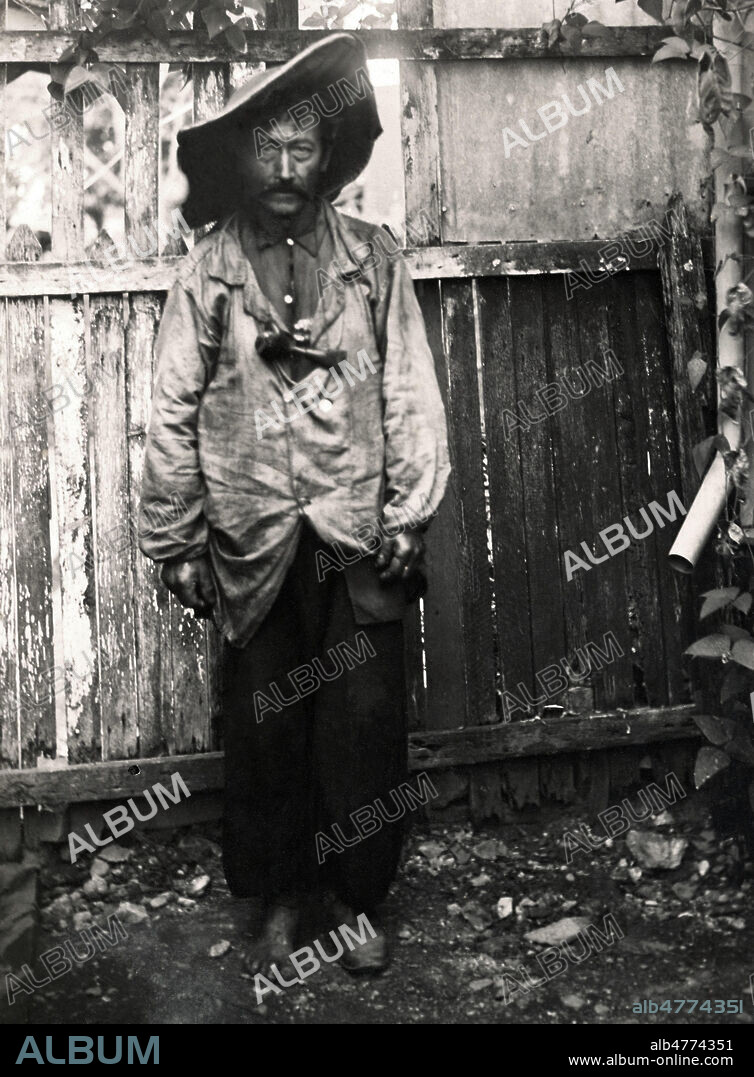 Antoni BEREZOWSKI (1847-1916) patriote polonais deporte en Nouvelle-Caledonie apres un attentat contre le tsar ALEXANDRE II, sa peine est transformee en exil a vie a partir de 1886. Photographie anonyme tiree d'un album amateur vers 1900. Credit : Collection IM/Kharbine-Tapabor.