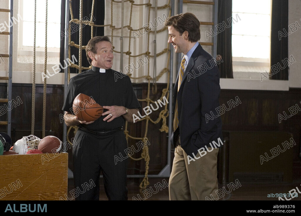 JOHN KRASINSKI y ROBIN WILLIAMS en HASTA QUE EL CURA NOS SEPARE, 2007 (LICENSE TO WED), dirigida por KEN KWAPIS. Copyright WARNER BROS. PICTURES / SOREL, PETER.