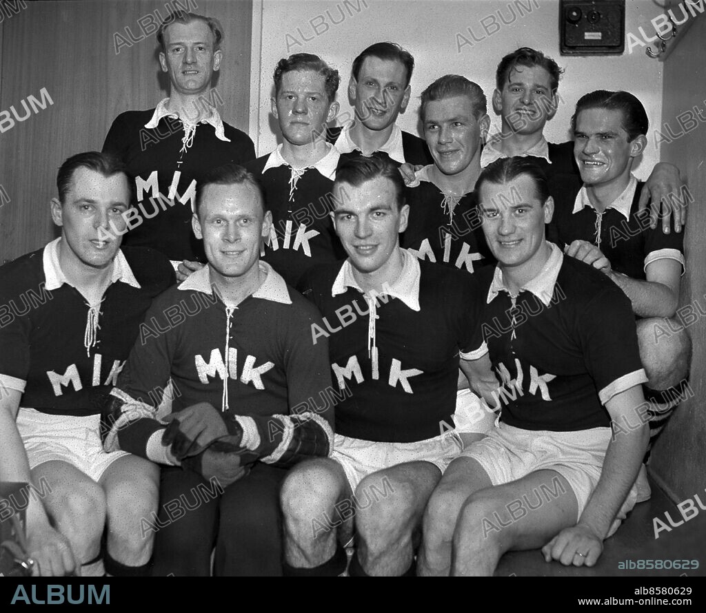 Göteborg mars 1943 - MIK - RIK Handboll - Lagbild MIK. Främre raden fr. v: Åke Forslund, Bertil Huss, Stig Neptun och Stig Hjortsberg. Bakom står fr. v: Åke Gustavsson, Bo Sundby, G.A. Thoren, Claes Hedenskog, Gunnar Lindgren och Lars Lindstrand. *** Local Caption *** mar1943_306Lennart-05.jpg. KAMERAREPORTAGE.