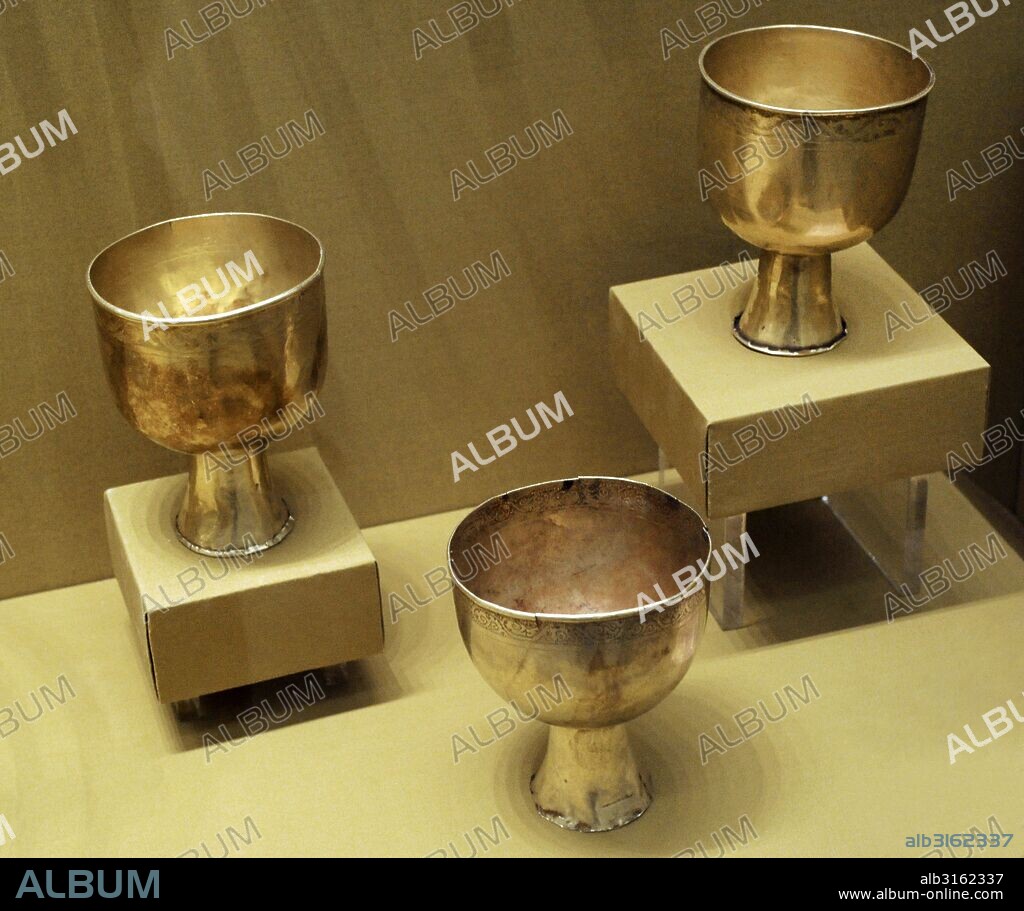 Arte Medieval. Gran Estado Mongol de la Horda de Oro (Juchi Ulus). Copas de Oro con relieve. Siglo XIII. Excavación en Tsárskoye. The State Hermitage Museum. San Petersburgo. Rusia.