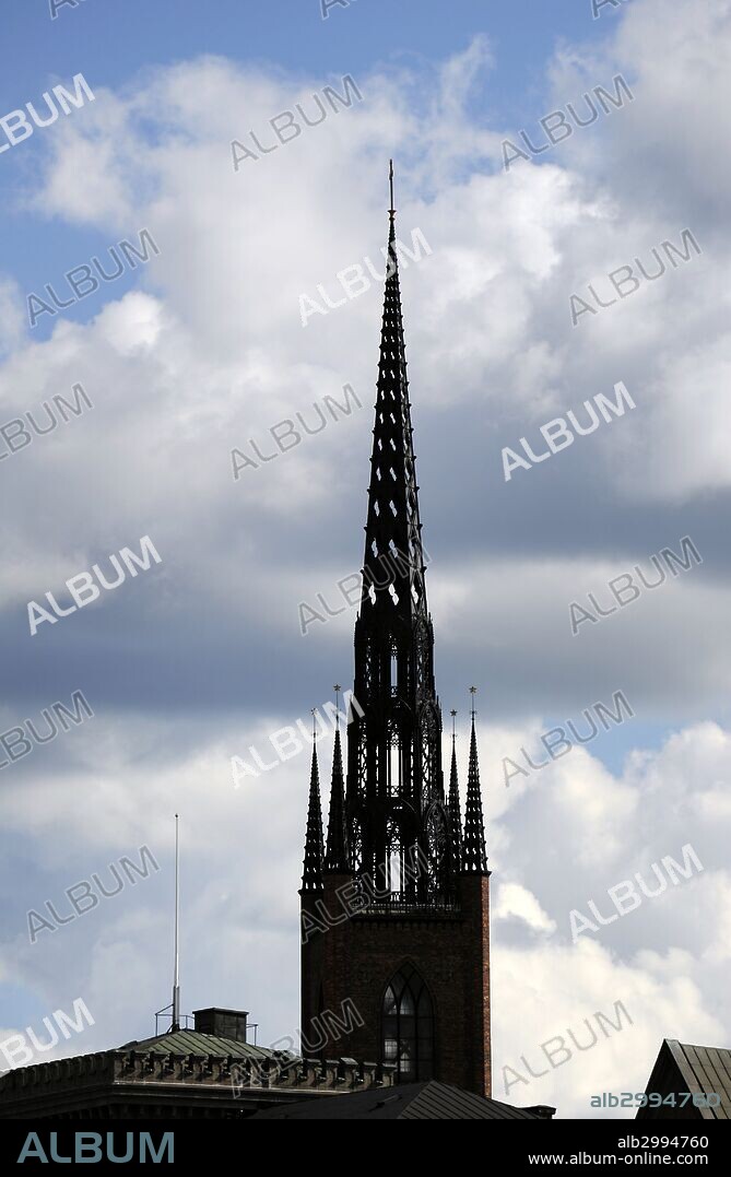 Vista a contraluz de la Torre de la Iglesia Riddarholmen. Estocolmo. Suecia.