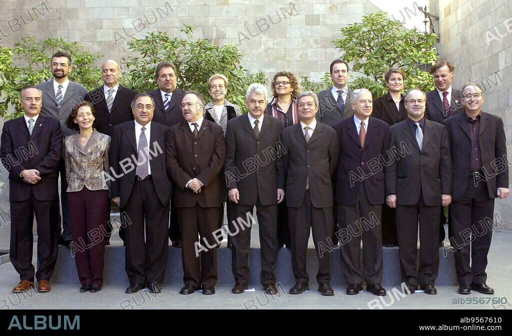 B.4 Barcelona, 22/12/03.- Foto de familia del nuevo gobierno de la Generalitat tras la toma de posesión de los consellers celebrada hoy. De izq. a dcha.: (Abajo) Joan Carretero, conseller de Gobernación; Montserrat Tura, consellera de Interior; Joaquim Nadal, conseller de Política Territorial; Josep Lluis Carod-Rovira, conseller en cap; Pasqual Maragall, presidente; Joan Saura, conseller de Relaciones Institucionales; Josep Maria Vallés, conseller de Justicia; Antoni Castells, conseller de Economía y Finanzas; y Josep Bargalló, conseller de Enseñanza. (Arriba) Salvador Milá, conseller de Medio Ambiente y Vivienda; Pere Esteve, conseller de Comercio, Consumo y Turismo; Antoni Siurana, conseller de Agricultura; Caterina Mieres, consellera de Cultura; Marina Geli, consellera de Sanidad; Josep Maria Rañé, conseller de Industria y Trabajol; Anna Simó, consellera de Bienestar Social, y Carles Solá, Universidades, Investigación y Sociedad de la Información. EFE/Julián Martín.