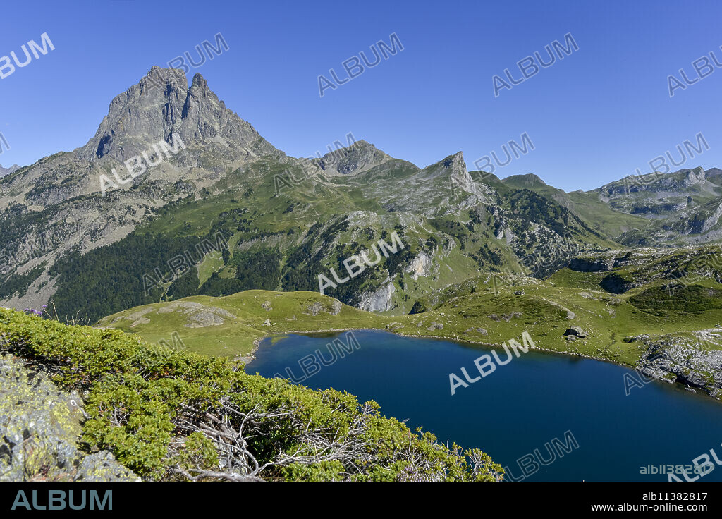 Lac du Miey and Pic Midi d'Ossau seen from the GR10 hiking trail in the French Pyrenees, Pyrenees Atlantiques, France, Europe.