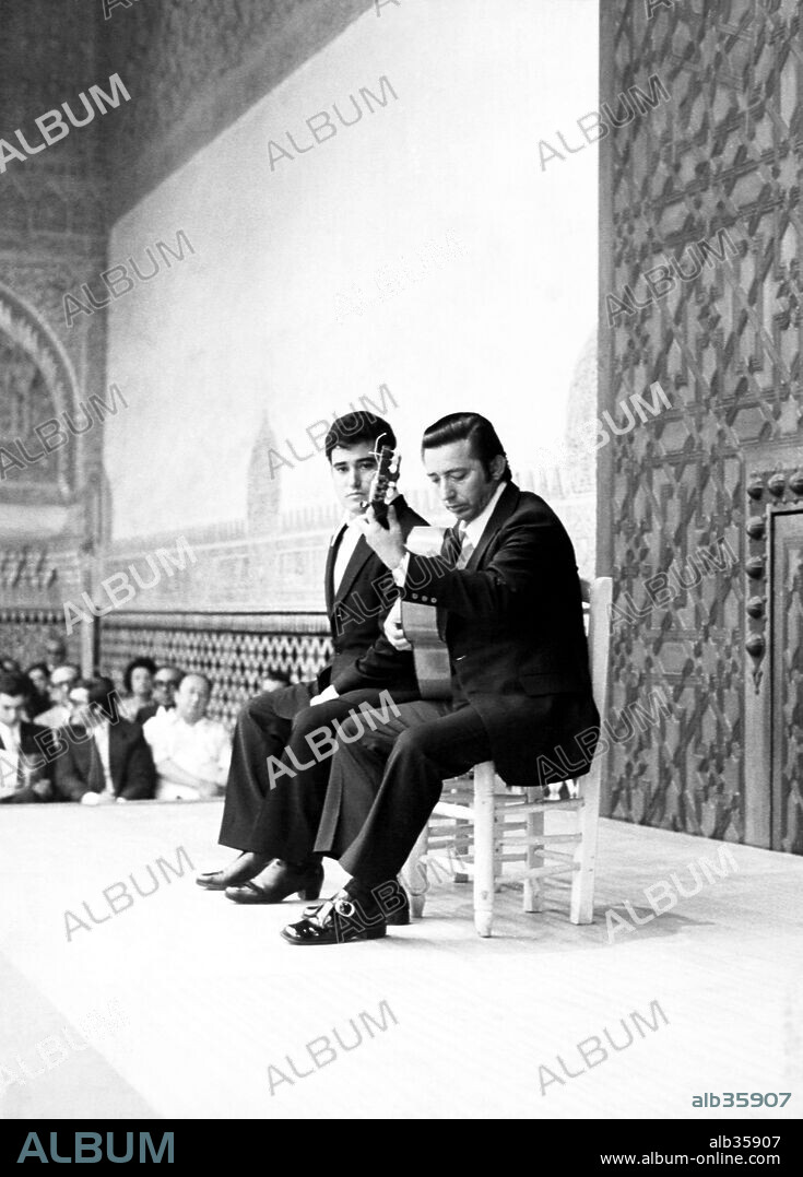 XXI Festival Internacional de Musica y Danza Gitana, 28/06/1972. Por primera vez en la historia de estos festivales se ha incluido en esta XXi edicion un recital de cante flamenco, que ha estado a cargo de Pepe Menese y del guitarrista Manolo Brenes.