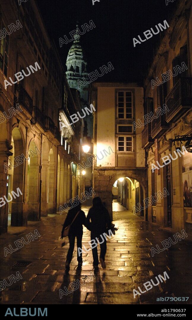 GALICIA. SANTIAGO DE COMPOSTELA. Vista nocturna de la RUA DO VILAR. Provincia de A Coruña. España.