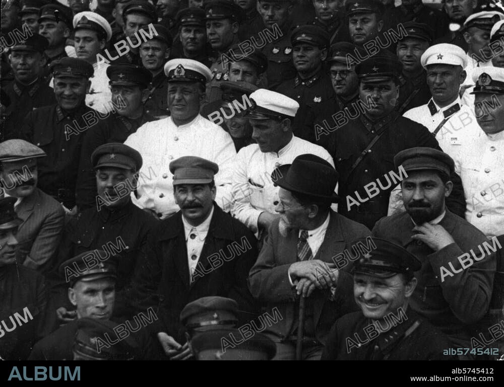 Stalin, Josef; sowjet. Politiker. 1879-1953. Auf der 16. Parteikonferenz der KPdSU, April 1929: Sitzend von links W.M.Molotow, K.J.Woroschilow, Stalin, M.J.Kalinin und L.M.Kaganowitsch inmitten der Delegierten. Foto.