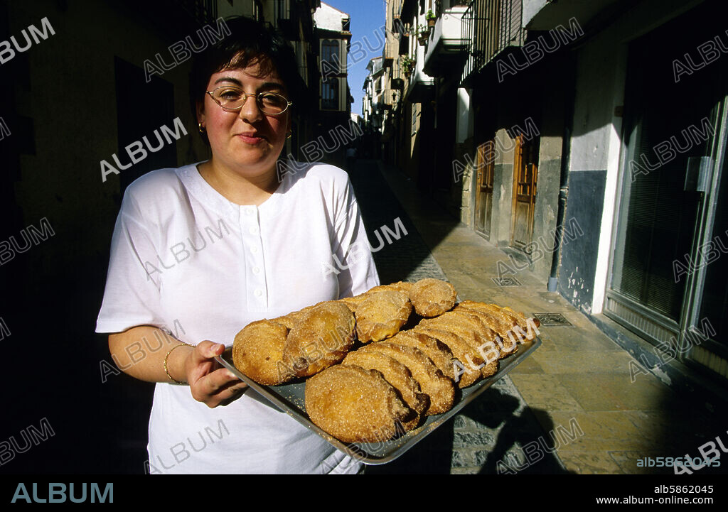 Morella, pastelera con bandeja de dulces típicos: flaons (reposteria).