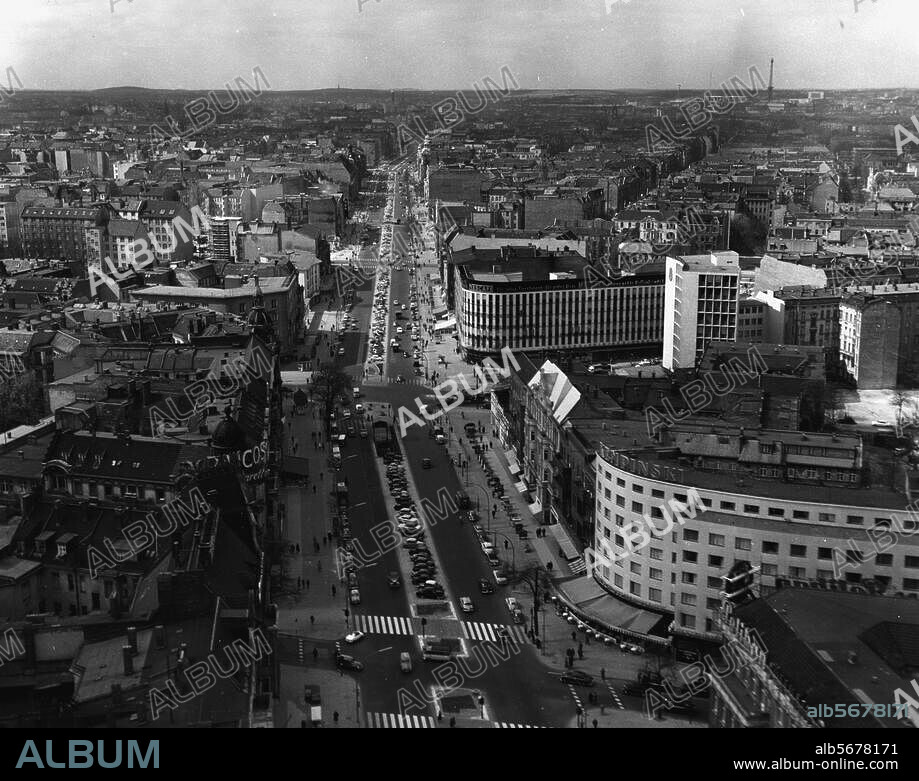 Berlin-Charlottenburg, Kurfürstendamm. Ansicht aus der Luft; vorne rechts Hotel Kempinski. Foto, um 1958.