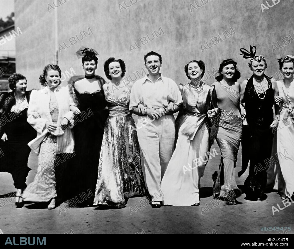 GEORGE CUKOR, JOAN CRAWFORD, JOAN FONTAINE, MARY BOLAND, NORMA SHEARER, PAULETTE GODDARD and ROSALIND RUSSELL in THE WOMEN, 1939, directed by GEORGE CUKOR. Copyright M.G.M.