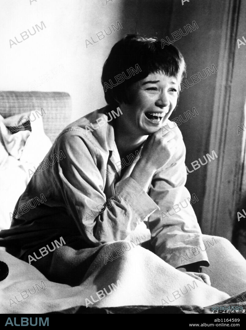 SHIRLEY MACLAINE en CUALQUIER DÍA EN CUALQUIER ESQUINA, 1962 (TWO FOR THE SEESAW), dirigida por ROBERT WISE. Copyright UNITED ARTISTS.