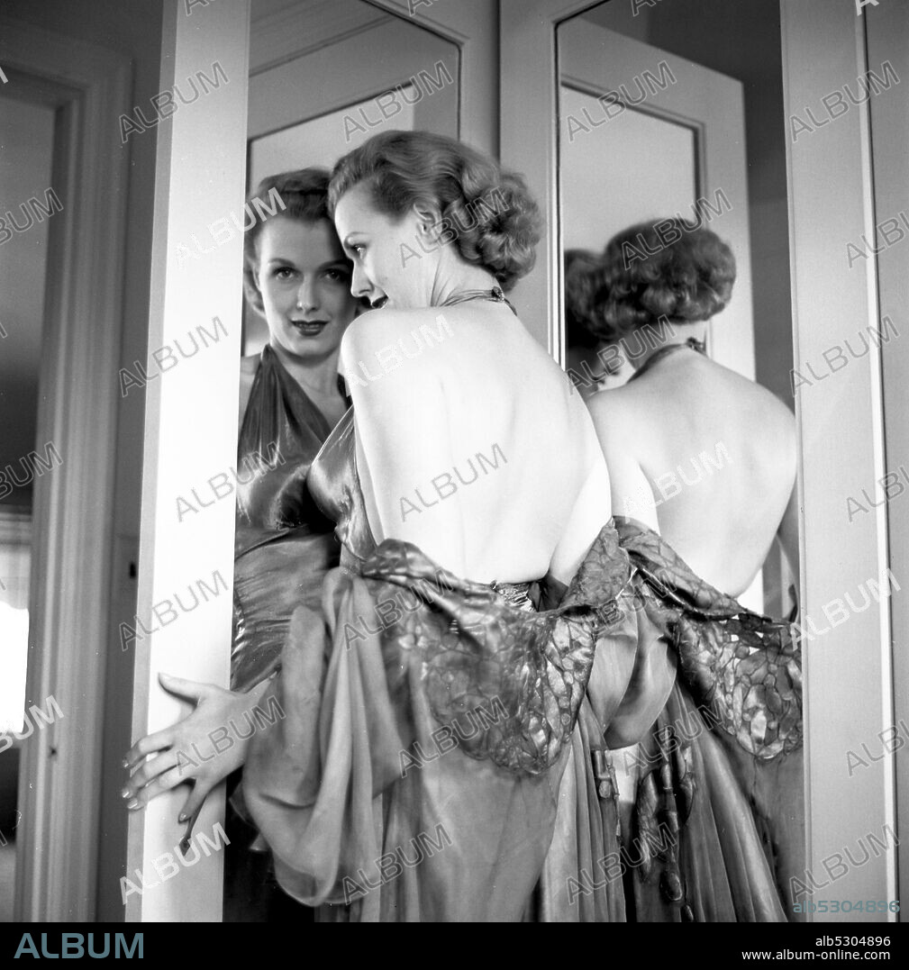 NOREEN NASH. Circa 1950, Hollywood, California, USA: 1940's American actress and model NOREEN NASH looking seductive in the bedroom.