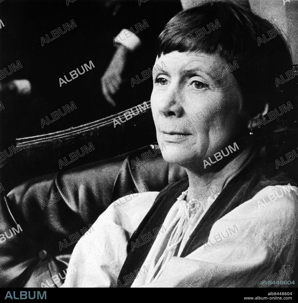 GÖTEBORG 1979-03-23.. "Det känns befriande att spela en stark, självständig kvinna som omväxling mot de bittra, förgrämda kvinnor jag brukar spela", säger skådespelaren Doris Svedlund, i samband med kvinnorättsrollen hon spelar i Ibsenpjäsen Samhällets stöttepelare. *** Local Caption *** GP Foto: Jarl Ahlström / Kamerareportage / TT / Kod: 2524.
