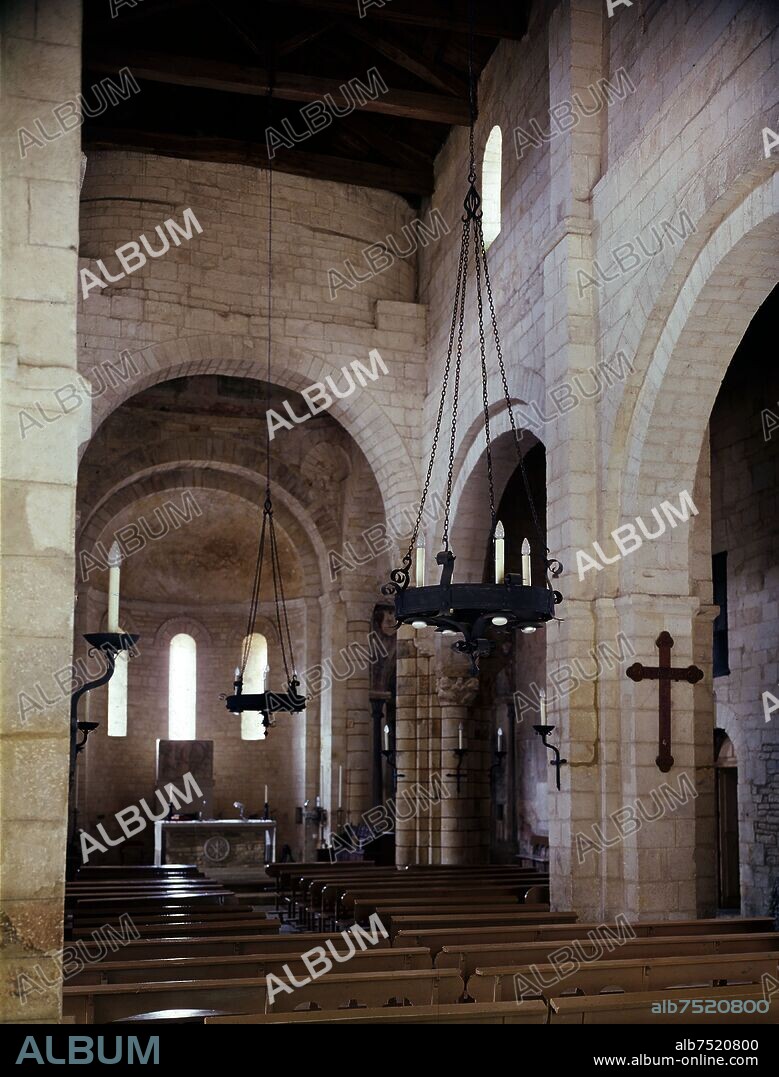 INTERIOR DE LA BASILICA DE SAN MARTIN DE MONDOÑEDO - ORIGEN EN LA EPOCA DE LOS SUEVOS EDIFICIO ACTUAL ROMANICO DEL SIGLO XI.