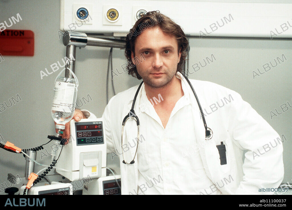 OP CALLS DR. BRUCKNER - A spoon in a patient's intestines reveals his true identity. To save the mother of two children, Dr. Bruckner (BERNHARD SCHIR) transplants Dr. Moll's latest development - an artificial liver. aka. Deadly souvenir / Headline: OP CALLS DR. BRUCKNER.