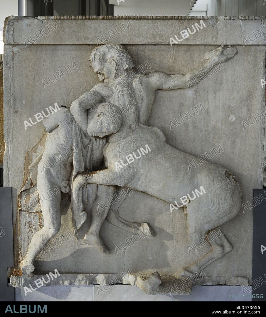 Arte griego. Metopa 1 del lado sur del Partenon. Lucha entre un lapita y un centauro. Centauromaquia. Estilo Clásico. Siglo V a. C. Museo de la Acrópolis (Acropolis Museum). Atenas, Grecia.
