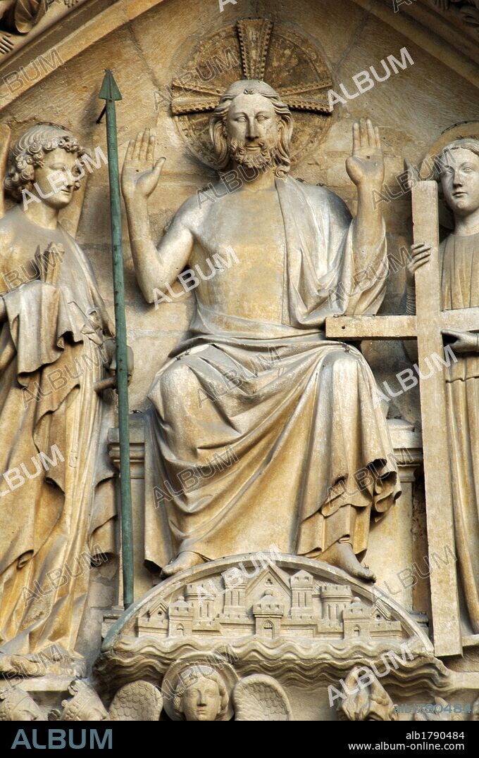 ARTE GOTICO. FRANCIA. Detalle de las ESCULTURAS del PORTICO DEL JUICIO FINAL de la fachada de la CATEDRAL DE NOTRE DAME (1163-1250), construida en estilo gótico por orden del obispo Eudes de Sully. Detalle de la escena del "JUICIO FINAL: CRISTO JUEZ". PARIS.