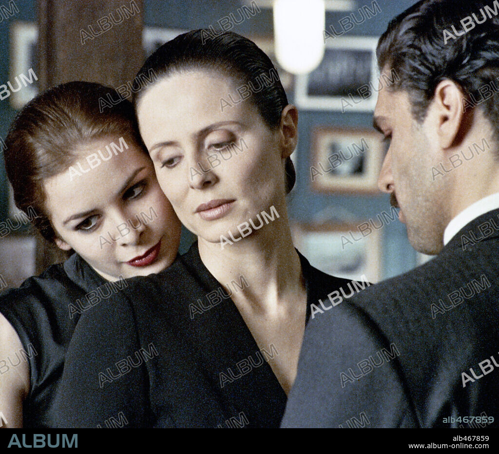 AITANA SANCHEZ-GIJON, LEONARDO SBARAGLIA y MERCE LLORENS en LA PUTA Y LA BALLENA, 2004, dirigida por LUIS PUENZO. Copyright PATAGONIK FILM GROUP/WANDA VISION.