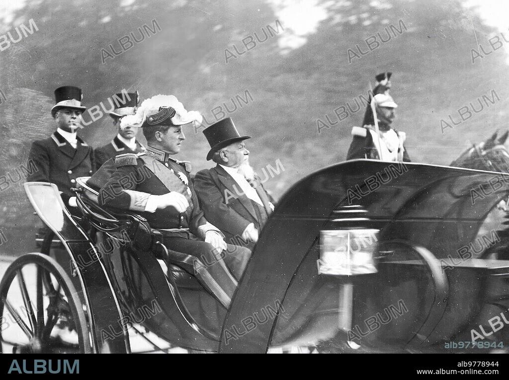 Julio 1910. Los Reyes de Bélgica en París. El Rey Alberto I y el presidente de la República, M. Falliéres, en el Landeau Presidencial - foto Harlingue.