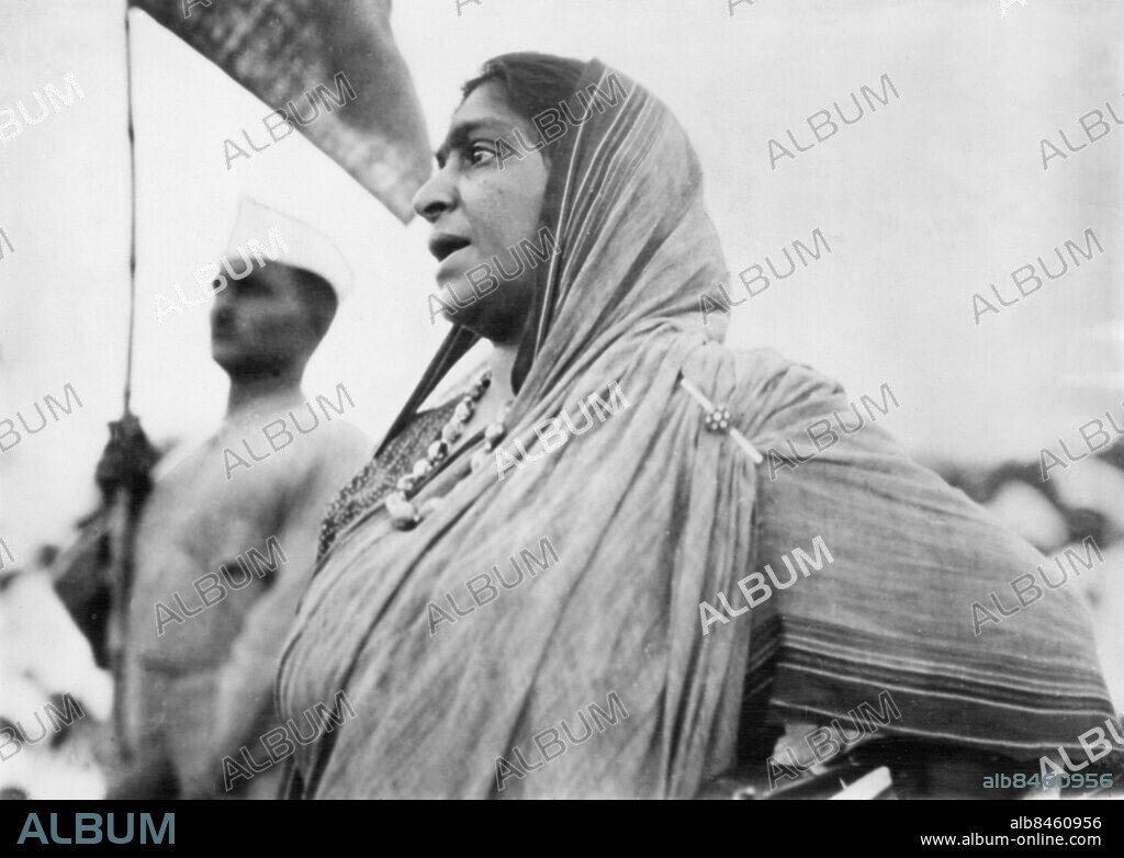 Orig. bildtext... FIRST PICTURES OF ARREST OF WOMAN INDIAN LEADER. When Mrs. Naidu, the great woman Indian leader, was prevented by the Police from proceeding towards the Dharasana Salt depot, she took her seat in a chair brought by one of her volunteers and sat in the middle of the road, holding up the traffic. When the Police requested her to move, she refused. She was then arrested along with many of her followers. O.P.S. Mrs Naidu, the woman Indian leader adressing her volunteers, asking them to strictly observe non-violence in spite of the provocation that may be given by the Police. Orig. bildtext... ARREST OF MRS. NAIDU - HER LAST SPEECH. Photo received by air from India - Mrs. Naidu, Gandhi's successor, addressing her followers, at Untadi, India, where she was arrested for breaking the salt laws. Orig. bildtext... L'ARRESTATION DE MME. NAIDU AUX INDES Mme. Naidu, la poétesse hindoue qui avait pris la direction du mouvement insurrectionnel aux Indes, a été arrètée au moment où elle voulait prendre d'assaut le dépôt de sel de Dharsana. N.p.m.: la dernière harangue de Mme Naidu à ses volontaires devant le dépôt de Dharsana, quelques instants avant son arrestation. Anm. Naidu, Sarojini, 1879-1949, indisk frihetskämpe, poet, författare, ledare för Indian National Congress Antiimperialism Sari Talare Halsband Politisk opposition Traditionell klädsel CD404 persons: SAROJINI NAIDU sites: INDIEN.
