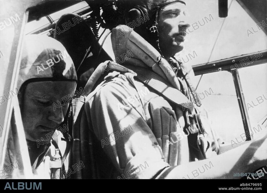 Orig. bildtext... IM FÜHRERSTAND DER JU 88. Am Steuerknüppel Ritterkreutzträger Hauptmann Herrmann, links sein Beobachter. Anm. Stridsflygare Spanare Förarkabin CD415 sites: TYSKLAND.