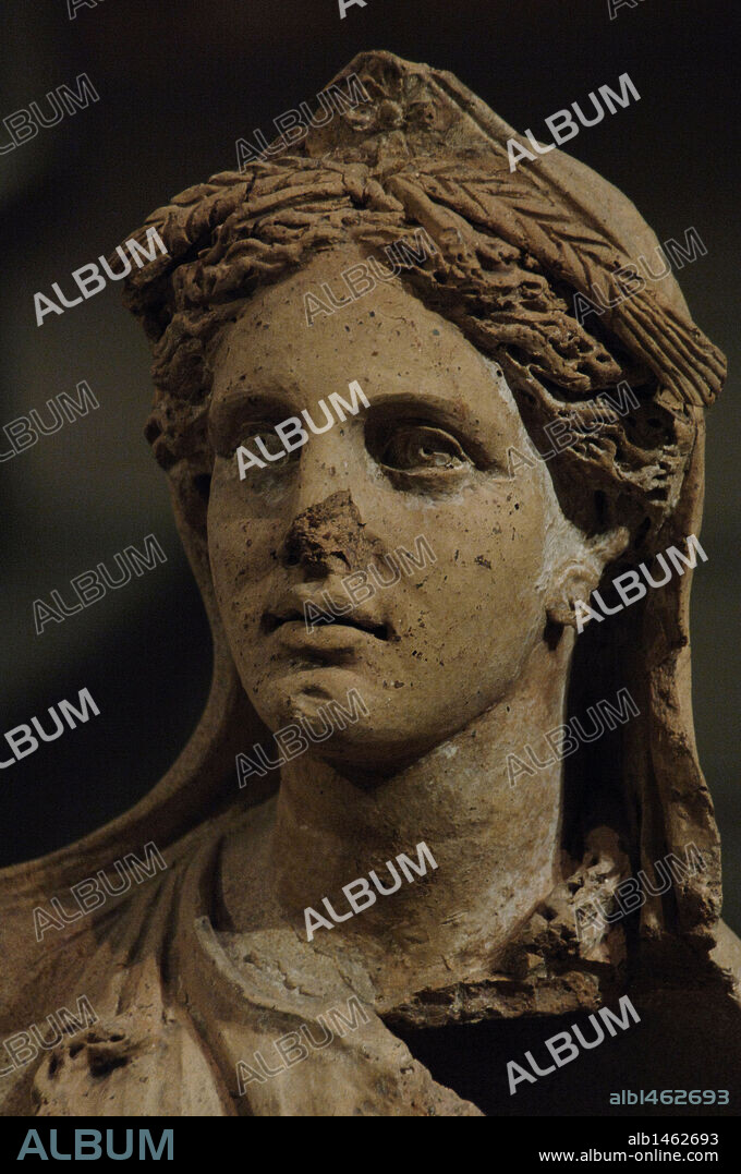 DEMETER. Diosa griega de la agricultura. La divinidad "Ceres" para los romanos. ESTATUA DE DEMETER (detalle), fechada entre los siglos IV y III a. C. Museo Nacional Romano. Termas de Diocleciano. ROMA. Italia.