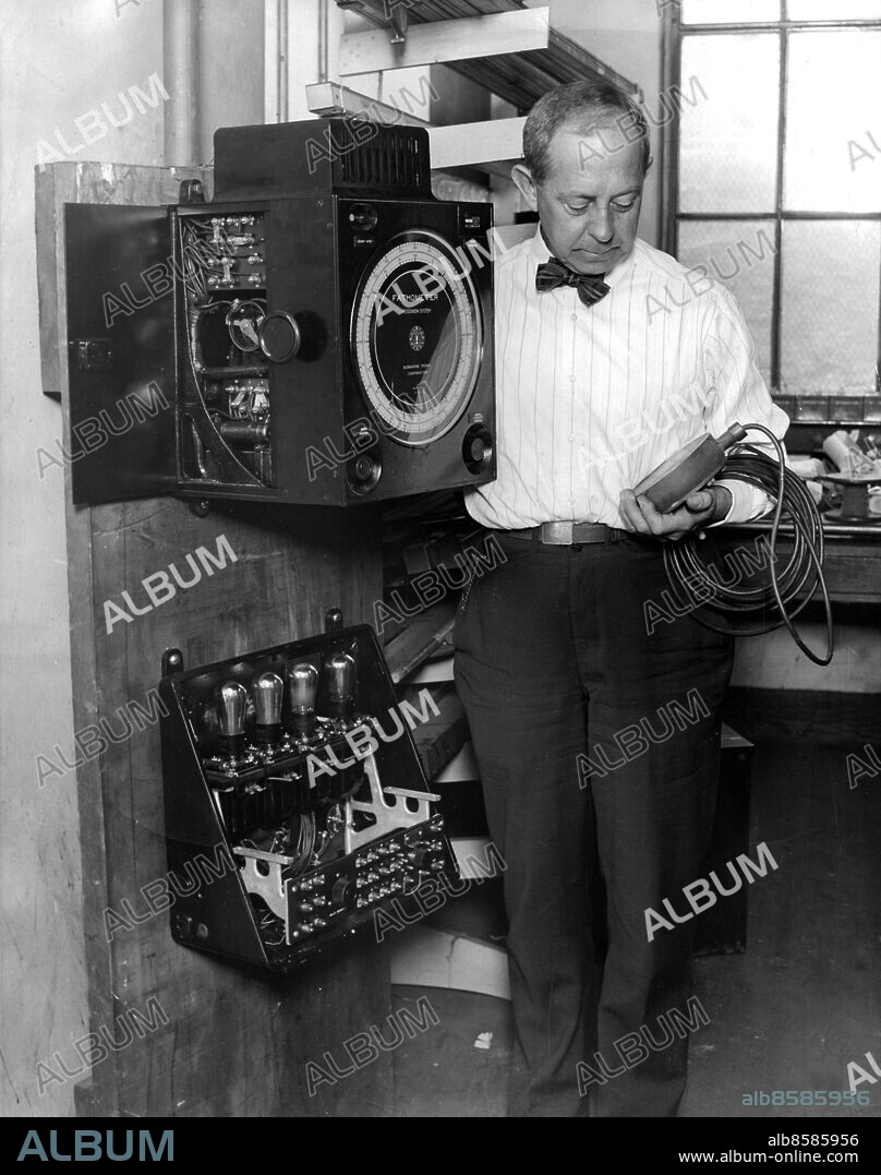 Orig. bildtext... FATHOMETER AND ITS FATHER. Washington, D.C. Dr. Herbert G. Dorsey, of the Coast and Geodetic Survey, with the instrument which he invented for taking radio soundings of ocean depths. The device sends out a continiuous signal which is returned from the bottom of the sea as an echo and picked up by a sensitive radio receiver which amplifies it and indicates on a dial the exact depth. 8-22-28 Anm. Mätinstrument Ekoljud persons: HERBERT DORSEY sites: USA;WASHINGTON D C.