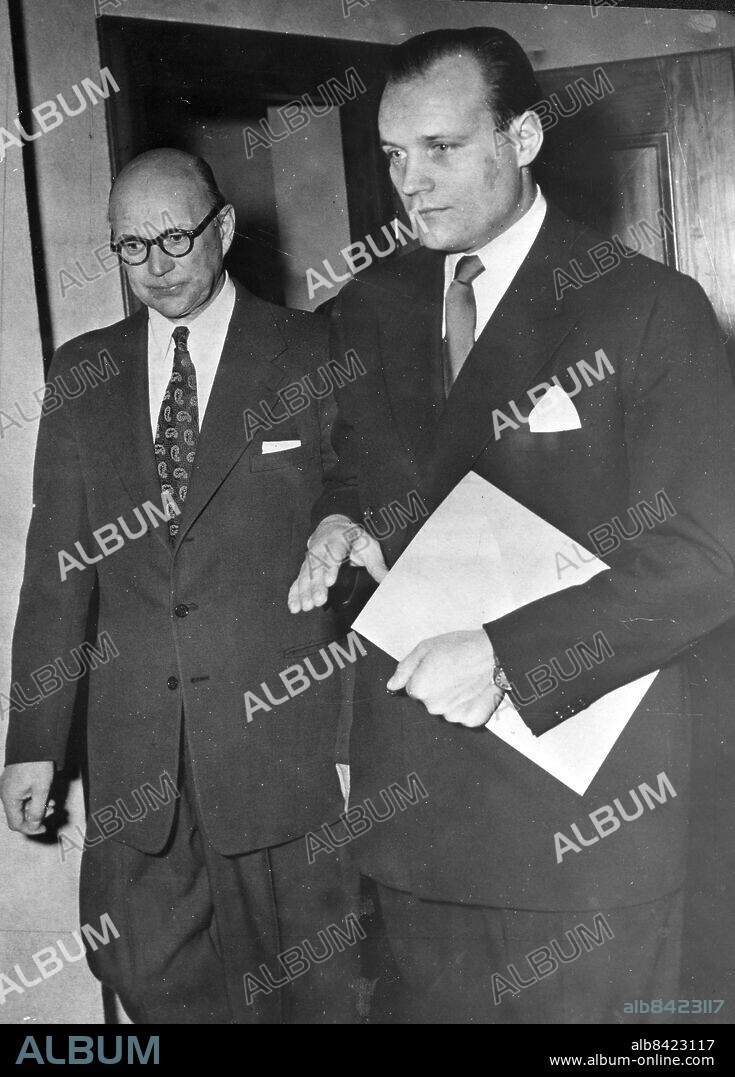 SEKLET-POLITIK-50. ARKIV 1952-12-22. 1938 började en häktad pedofil under polisförhör berätta att han varit älskare åt Gustav V. Pedofilen hette Kurt Haijby, här till vänster om sin försvarsadvokat Henning Sjöström, och hade under flera år fått tusentals kronor från hovet för sin tystnad. Efter påtryckningar från hovet togs Haijby in på mentalsjukhus. Han frigavs dock efter löfte om att lämna landet och efter att ha undertecknat en skrivelse där han tog tillbaka sina påståenden. Efter ett par år återvände han till Sverige och skrev en bok om sina kontakter med kungen och hovet. Han åtalades för utpressning och dömdes 1952 till sex års fängelse. Författaren Vilhelm Moberg, som under femtiotalet var starkt engagerad i några rättskandaler, påpekade att Haijby dömts trots att hovet inte polisanmält utpressningen och att initiativet till utbetalningarna kommit från hovet. Bilden är daterad 22 dec 1952. Olle Wester Kod: 44/9909 . COPYRIGHT SCANPIX SWEDEN.