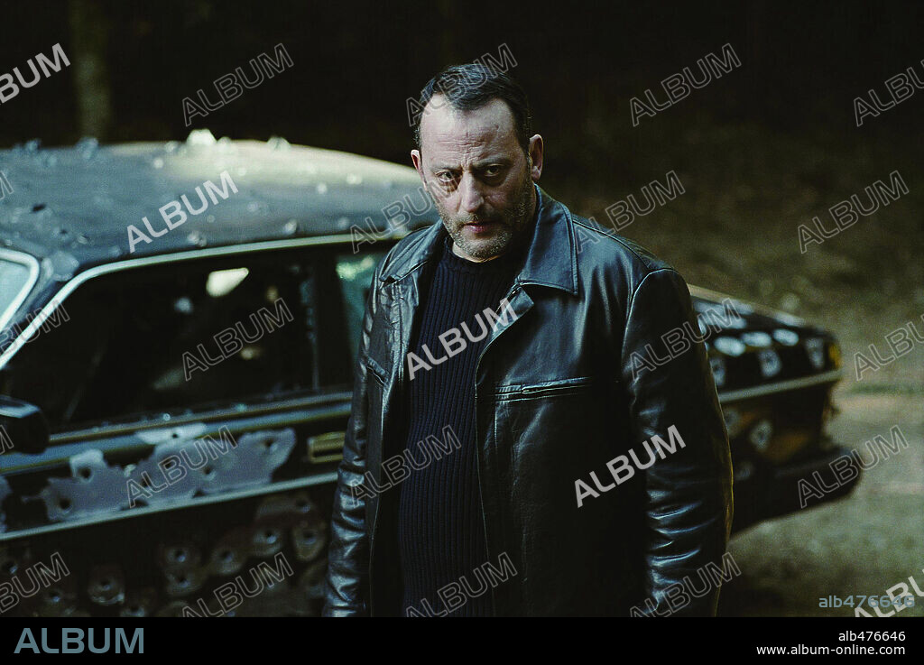 JEAN RENO en RÍOS DE COLOR PURPURA 2: LOS ÁNGELES DEL APOCALIPSIS, 2004 (RIVEIRER POURPRES2-LES ANGES DE L'APOCALYPSE), dirigida por OLIVIER DAHAN. Copyright STUDIOLEGENDE/EUROPACORP Y TF1 FILM PRODUCTION.