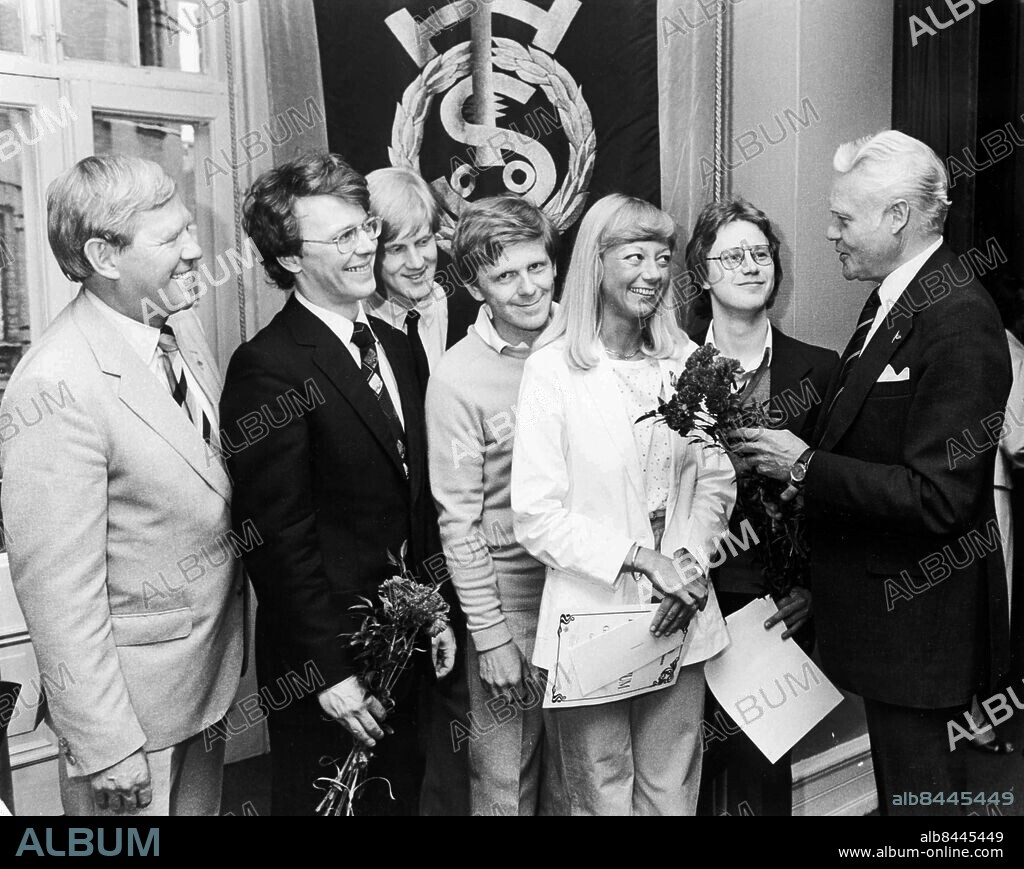 GÖTEBORG 1982-05-01.. På TSO-resa. Från vänster ses Göteborgs-Postens Jan-Magnus Rosengren, Xxxx Xxxxx, Anders Eriksson, Claes Eriksson, Kerstin Granlund, Xxxx Xxxxxx och Claes Jacobsson. *** Local Caption *** GP Foto: Christian Tyre / Kamerareportage / TT / Kod: 2524.