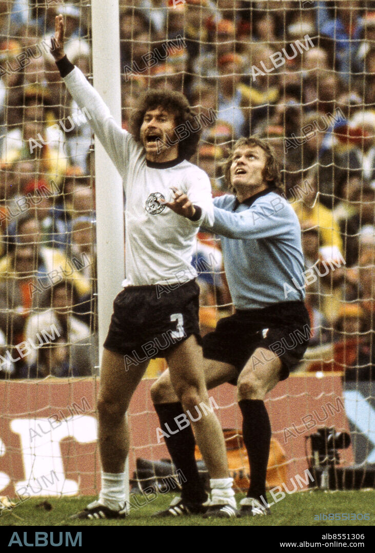 MUNICH 1974-07-07. West Germany's defender Paul Breitner and goalkeeper Sepp Maier in action during the World Cup final between West Germany and the Netherlands at the Olympic Stadium in Munich, West Germany on July 7, 1974. The Germans became world champions after a 2-1 victory.. Foto: Freddy Lindstrom / TT NEWS AGENCY / Code: 190.