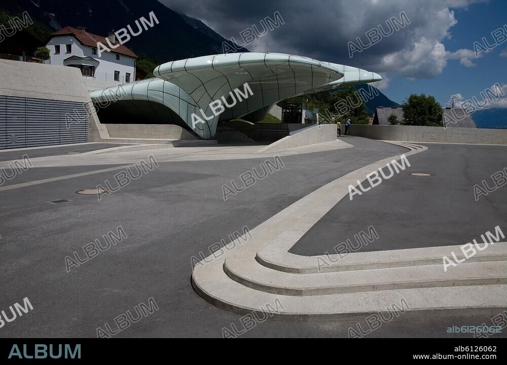 Innsbruck (Tirol, Österreich), Hungerburgbahn (Standseilbahn, Neubau, Inbetriebnahme 2007; Arch.: Zaha Hadid).-Teilansicht: Station Hungerburg.-Foto, 2009.