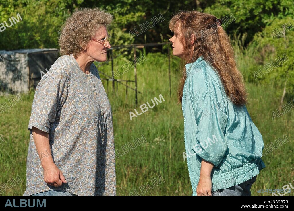 AMY ADAMS and GLENN CLOSE in HILLBILLY ELEGY, 2020, directed by RON HOWARD. Copyright IMAGINE ENTERTAINMENT/NETFLIX.