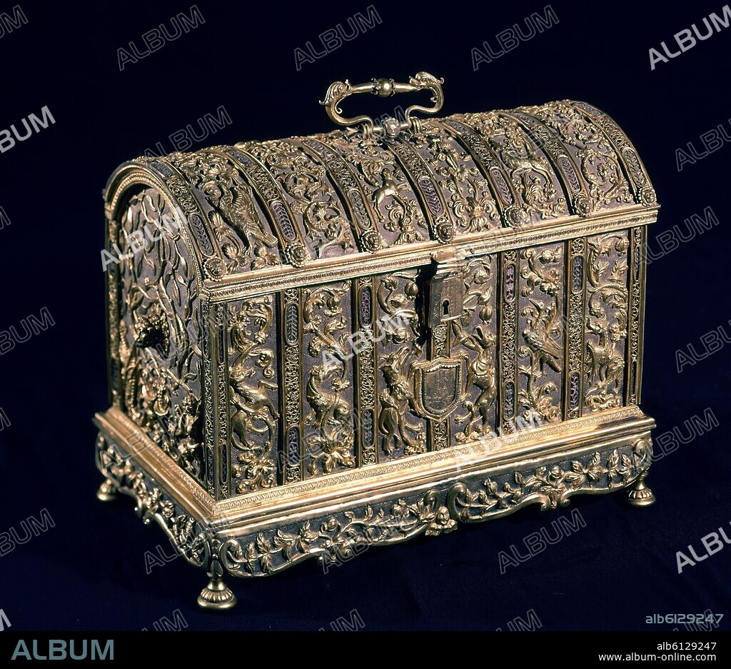 ARQUETA DE JOYAS DE ISABEL LA CATOLICA - SIGLO XV ARTES DECORATIVAS - REPUJADO.