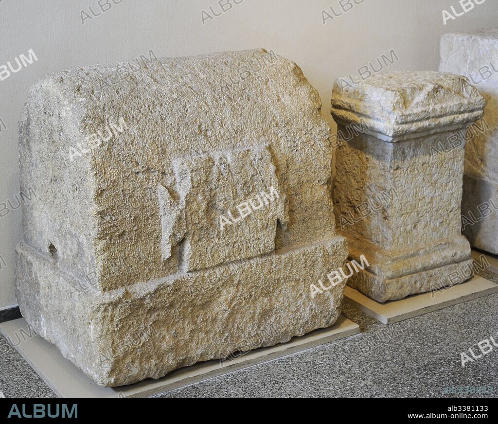 Monumentos funerarios romanos. Piedra. Procedentes de la Necrópolis oriental, Tarragona. Museo Nacional Arqueológico. Tarragona, Cataluña, España. Roman steles. Stone. From Oriental Necropolis, Tarragona, Spain. National Archaeological Museum, Tarragona. Spain.