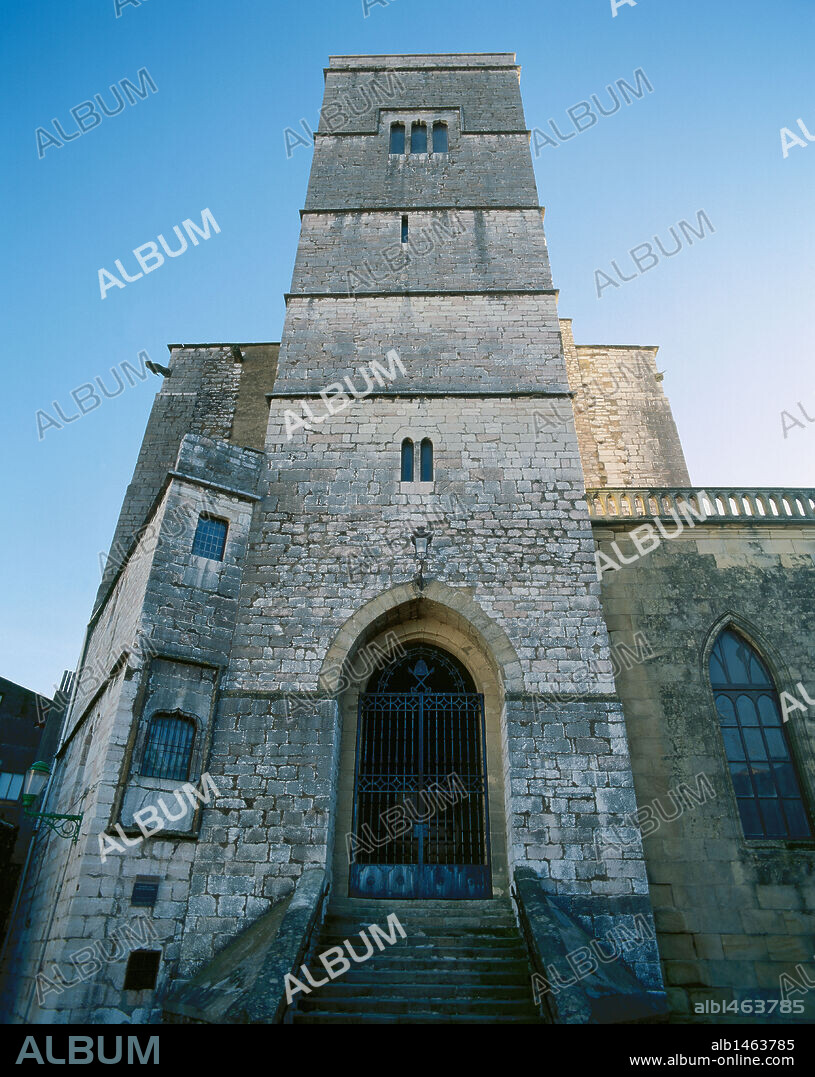 ARTE GOTICO. ESPAÑA. IGLESIA DE SAN PEDRO. Erigida entre los ss. XVI y XVII en estilo gótico vasco (gótico final con influencia renacentista). Vista de la TORRE con la escalinata que da acceso a la iglesia. ZUMAYA (ZUMAIA). Provincia Guipúzcoa. País Vasco.