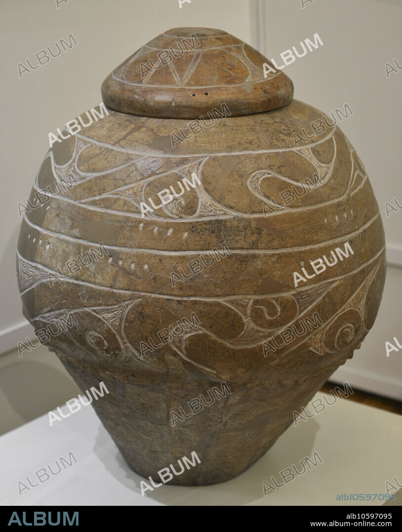 Recipiente cerámico de almacenamiento con tapa. Segunda mitad del V milenio AC. Calcolítico tardío. Procede de Skritata Mogila, Poroy, provincia de Burgas, Bulgaria. Museo Arqueológico Nacional. Sofía. Bulgaria.