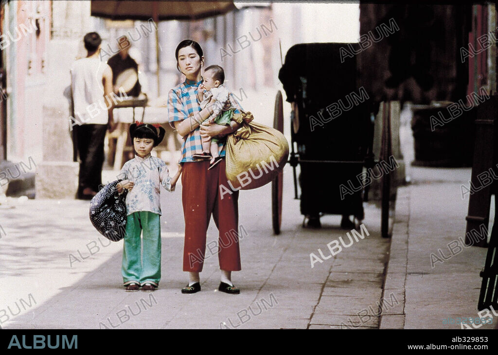 LI GONG en VIVIR, 1994 (HUOZHE), dirigida por YIMOU ZHANG. Copyright SHANGHAI FILM STUDIOS.
