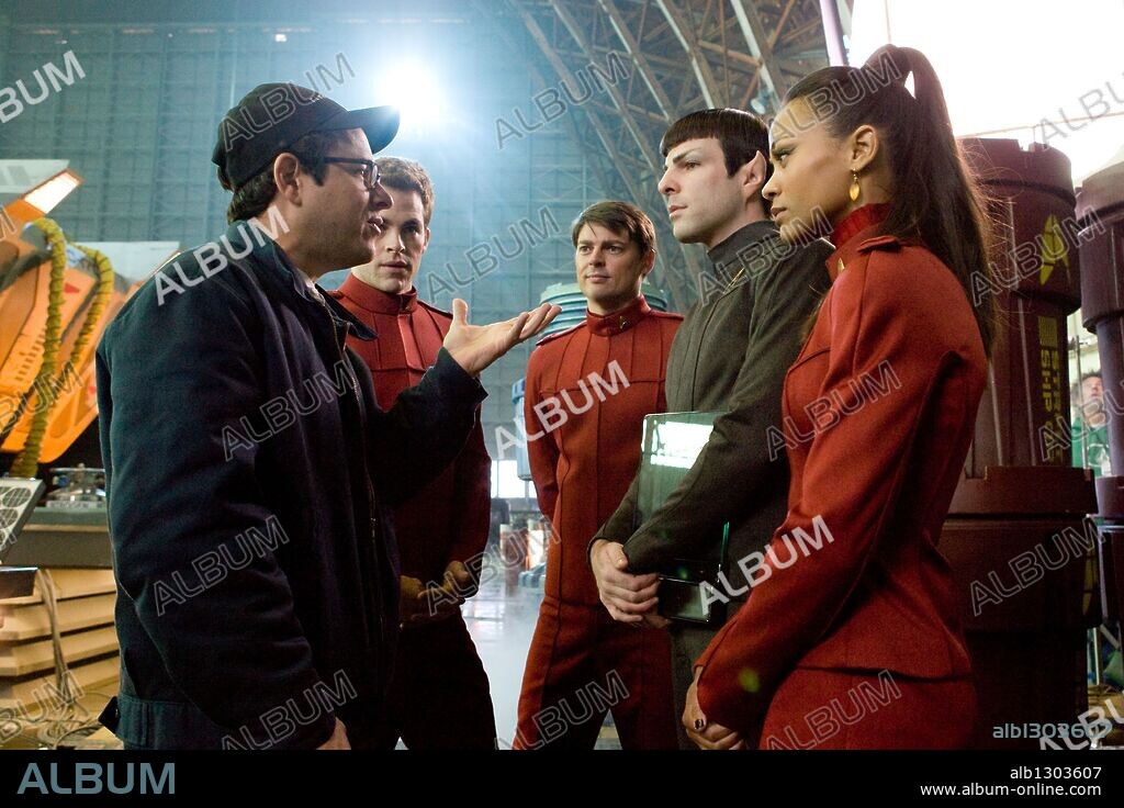 CHRIS PINE, J.J ABRAMS, ZACHARY QUINTO y ZOE SALDANA en STAR TREK, 2009, dirigida por J. J. ABRAMS. Copyright PARAMOUNT PICTURES.