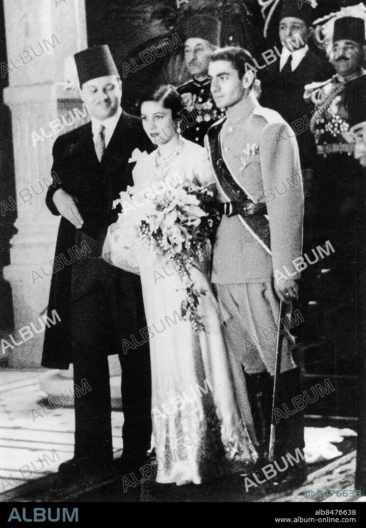 Orig. bildtext... FIRST ORIGINAL PICTURES OF EGYPTIAN ROYAL WEDDING. Although Princess Fawzia, sister of the King of Egypt was not at the ceremony, she was married to Shapur Mohammed Riza, Crown Prince of Iran, at the Addin Palace in Cairo. The ceremony took the form of the signing of the marriage contract. O.P.S. The Royal couple photographed with King Farouk in the Abdin Palace, Cairo after the wedding. Anm. Faruq, 1920-1965, kung av Egypten 1936-1952 Mohammad Riza Pahlavi, 1919-1980, shah av Iran 1941-1979. Gift med prinsessan Fawzia 1939-1948. Fezer CD90 persons: FARUQ, KUNG AV EGYPTEN;FAWZIA, PRINSESSA AV EGYPTEN;MOHAMMAD RIZA, KRONPRINS AV IRAN sites: AFRIKA;EGYPTEN;IRAN*;KAIRO.