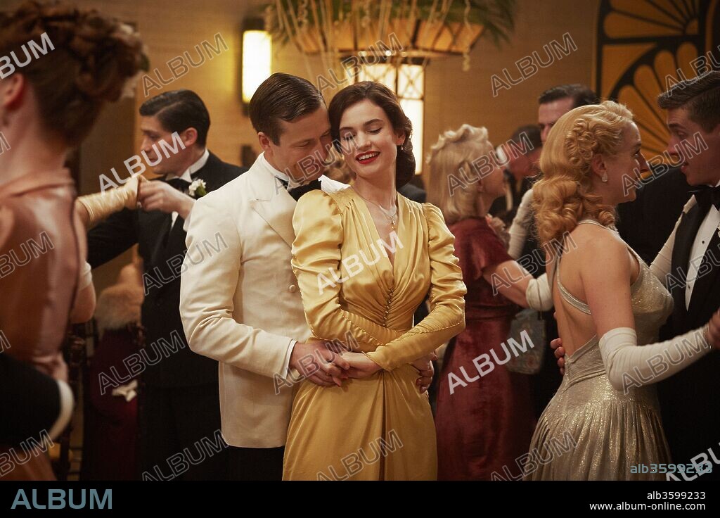 GLEN POWELL and LILY JAMES in GUERNSEY, 2018 (THE GUERNSEY LITERARY AND POTATO PEEL PIE SOCIETY), directed by MIKE NEWELL. Copyright BLUEPRINT PICTURES.