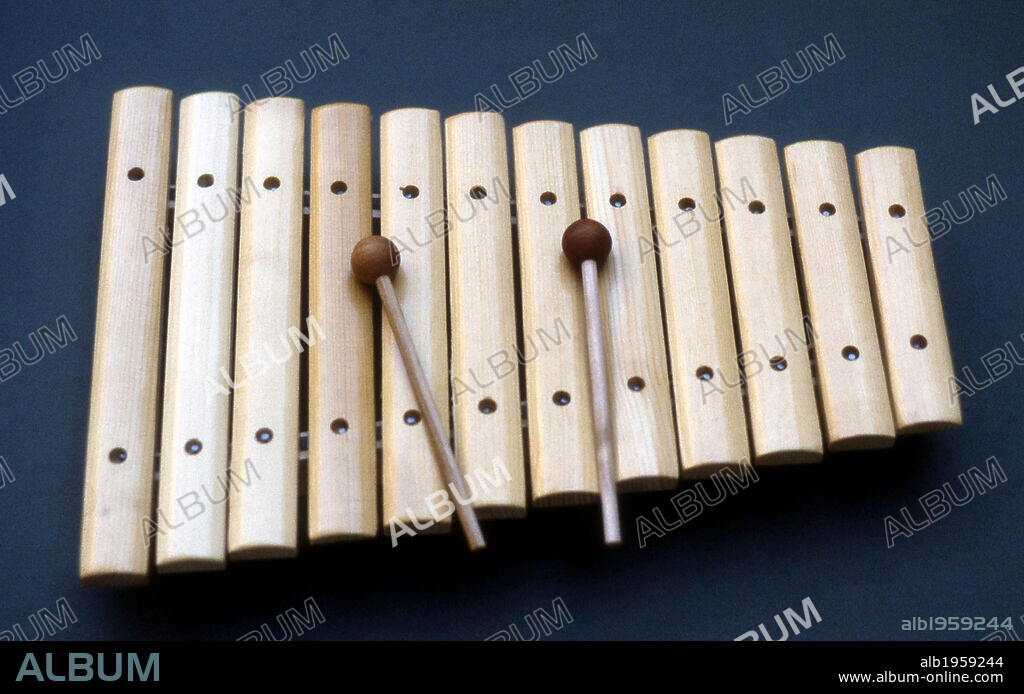 XILOFONO y dos BAQUETAS. Instrumento musical de percusión. Madera.